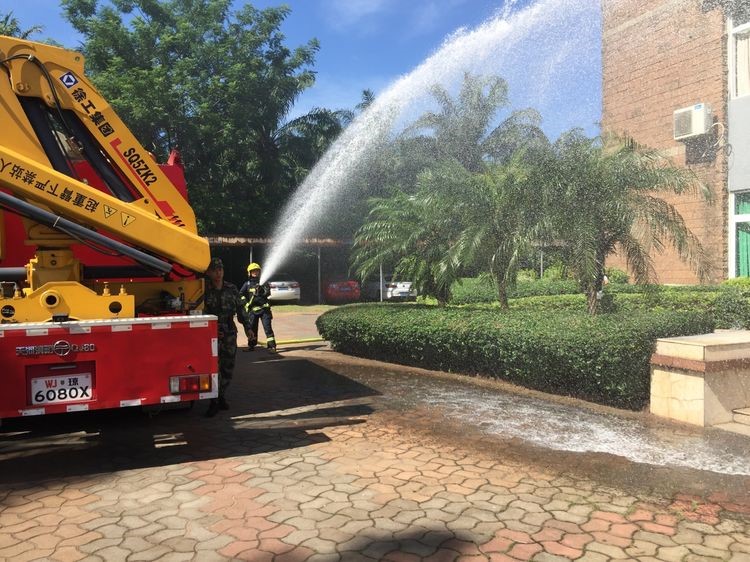 欧美黑吊大战白妞欧美大片