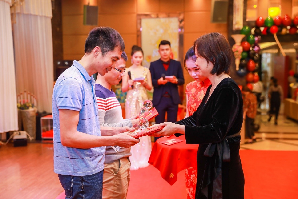 欧美黑吊大战白妞欧美大片