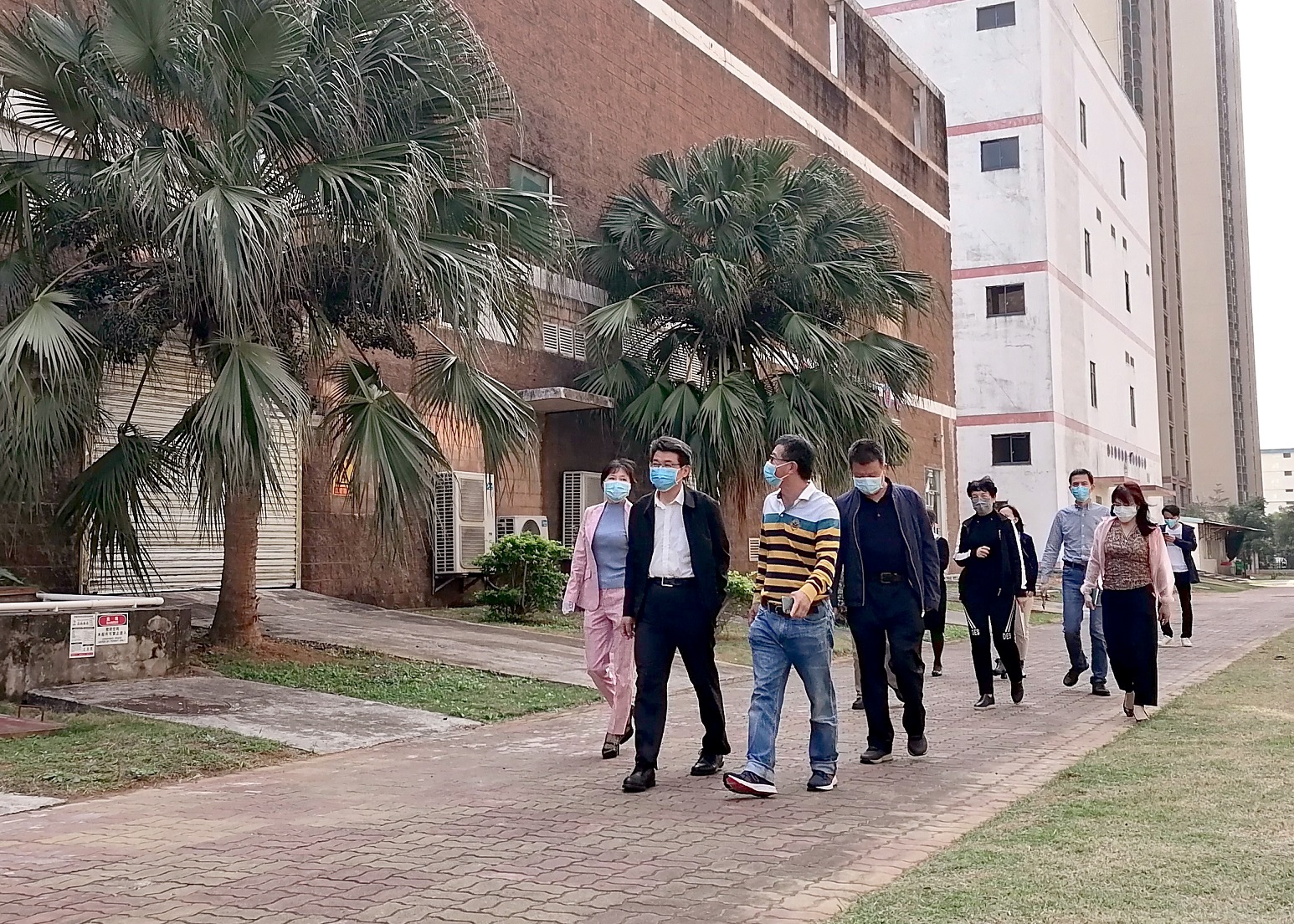 欧美黑吊大战白妞欧美大片